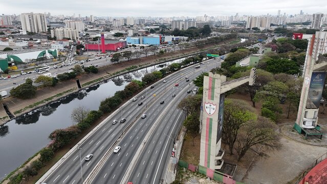 Vista a&eacute;rea da Marginal Tiet&ecirc; em S&atilde;o Paulo, com intenso fluxo de ve&iacute;culos, rio e pr&eacute;dios ao redor compondo a paisagem urbana. S&atilde;o Paulo SP em 01 set 25