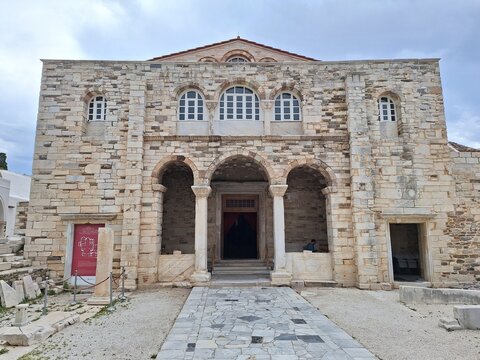 The Church of 100 doors (Panagia Ekatontapiliani)