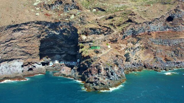 Steilklippe von La Palma mit der Piratenbucht als Sehensw&uuml;rdigkeit f&uuml;r Touristen