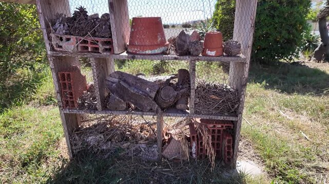 cabane &agrave; insecte en brique pot et bois