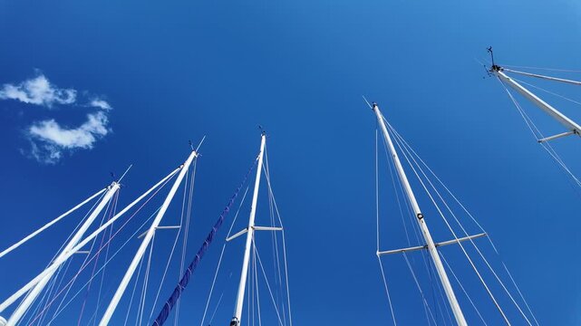 les mats des bateaux du port de narbonne en &eacute;t&eacute;, avec les reflet et ciel parfaitement bleu