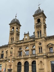Fototapeta premium an Sebastián’s iconic city hall with twin towers and ornate facade near Alderdi Eder gardens