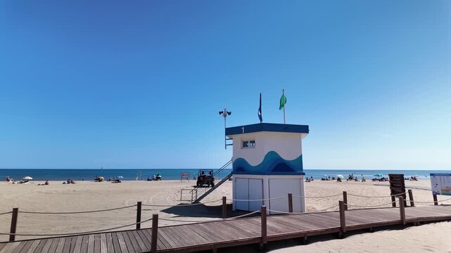 plan fixe depuis la plage vers une cabane des secouriste m&eacute;diterann&eacute;e france narbonne