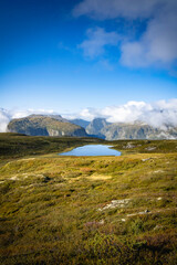 Bergsee vor Panoramasicht bei blauem Himmel