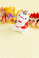 2026年午年のかわいい年賀状　干支　馬の置物　日本　黄色背景　コピースペース