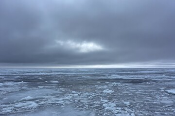 Obraz premium Peaceful Blue Serenity Frozen Landscape Under Moody Skies