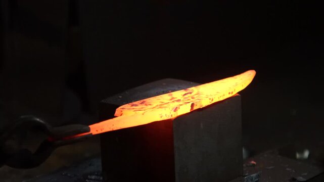 熱した材料を叩いて形を作る職人