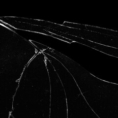 Vidrio roto con grietas brillantes sobre fondo negro, alto contraste que resalta la textura y crea...