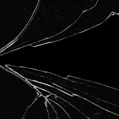 Vidrio roto con grietas brillantes sobre fondo negro, alto contraste que resalta la textura y crea...