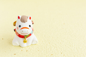 2026年午年のかわいい年賀状　干支　馬の置物　日本　黄色背景　コピースペース