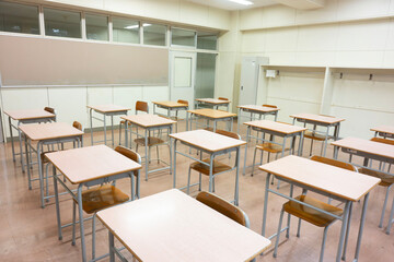 誰もいない放課後の学校の教室