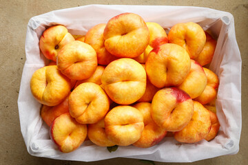 Freshly Cut Shandong Peaches with Golden Yellow Pulp in Container from Local Orchard