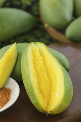 Fresh Hainan Elephant Ivory Mango Slices - Tropical Fruit Cut Raw Yellow Flesh