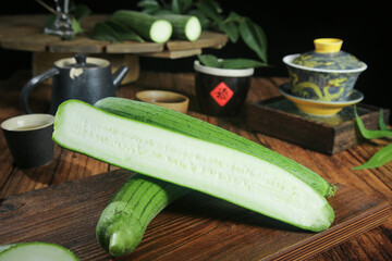 Freshly Picked Long Loofah Gourd from Shouguang Specialty Farmers on Wooden Board