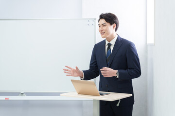 セミナーをする男性ビジネスマン