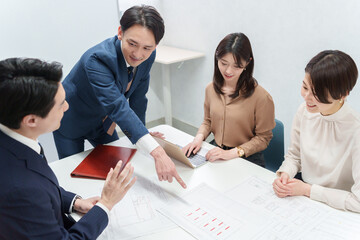 会議をするビジネスマンたち