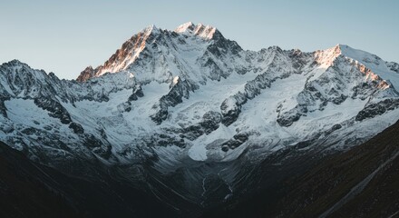 Obraz premium Majestic Snow-Capped Mountain Peaks at Sunrise