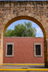 Obraz premium Morelia, Mexico - February 17, 2025: Morelia Aqueduct in the state of Michoacan, Mexico.
