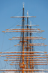 帆船のマストとヤードと帆と索具