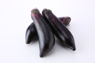 ３本のナス　白バック