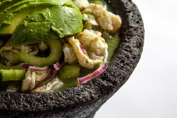 Aguachile de mariscos con aguacate fresco