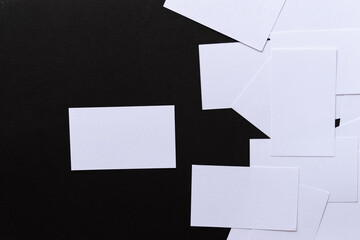 黒背景に白いカード	