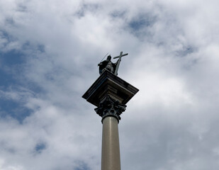 Fototapeta premium Sigismund s Column in Warsaw, Poland, with a statue of King Sigismund III holding a sword and cross