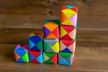 折り紙のカラフルなステップアップイメージ、4段