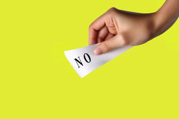 NOと書かれた白い紙を持つ手