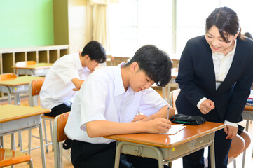 教室で授業を受ける生徒と先生　学習・教育・学校生活