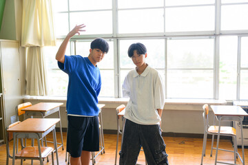 学校の教室でダンスの練習をする男子生徒　青春・学校生活のイメージ