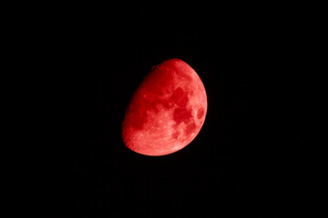 Hermosa Luna en cuarto creciente teñida de rojo. Paisaje nocturno celestial.