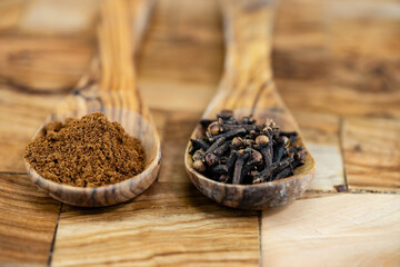 Gewürznelken Syzygium aromaticum auf Olivenholz