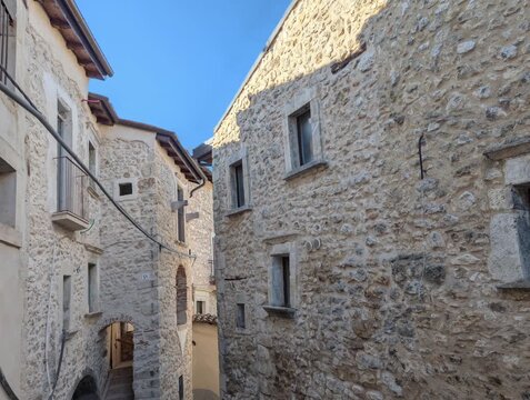 Edifici con caratteristiche architettoniche medievali, immerso in un borgo medievale in Abruzzo