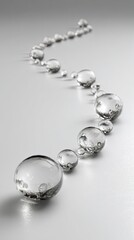 Obraz premium Clear water beads in a curved line