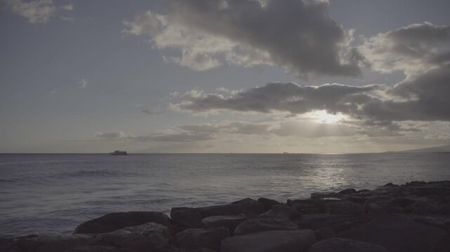 夕日を背に進む船
A boat sailing against the backdrop of the setting sun
Slog_4k_24p