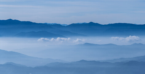 広がる雲海と美しい山々