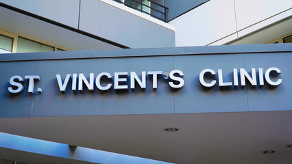 Fototapeta premium St. Vincent's Clinic sign prominently displayed on a modern healthcare facility during daylight hours