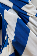 pans de tissu de parasol ray&eacute; blanc et bleu