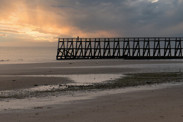 coucher de soleil sur la jetée des pêcheurs à Luc-sur-mer
