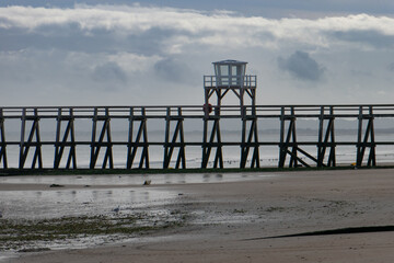 La jetée des pêcheurs à Luc-sur-Mer, Normandie par temps d'orage