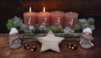Zweiter Advent: Adventskranz mit braunen Kerzen und Adventschmuck, die Kerzen sind mit Zahlen beschriftet,