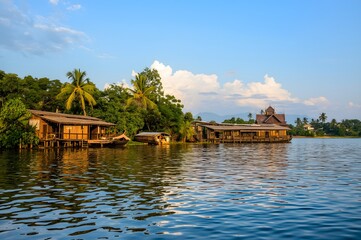 Fototapeta premium Floating House and Houseboat on the lake.