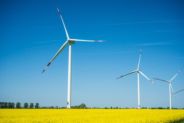 Windkraftanlagen bei B&uuml;nde in Ostfriesland