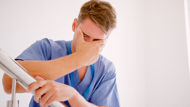 Жалған клиникалық порно Қыздар жігіттерге куннилингус жасап жатыр