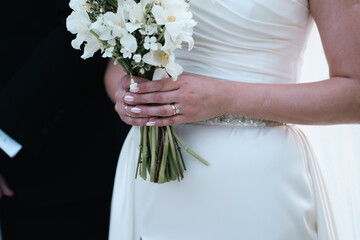 bride holding bouquet