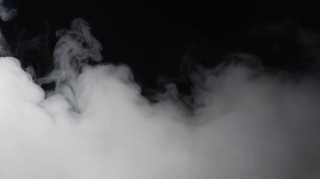 Mystischer Nebel auf schwarzem Hintergrund &ndash; atmosph&auml;risches Video f&uuml;r Effekte und Compositing