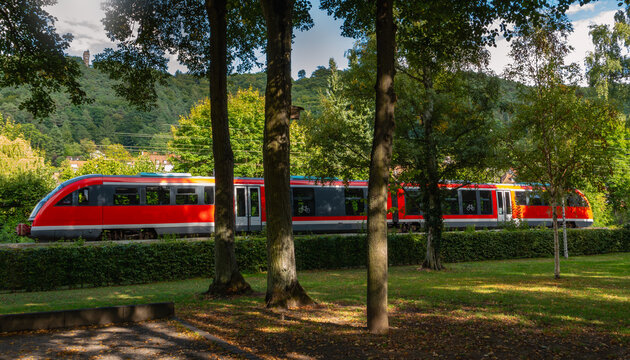 Rote Regionalbahn f&auml;hrt im Marburger Land, keine Menschen zu sehen