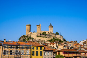 Vue sur la ville et le Ch&acirc;teau de Foix dans les Pyr&eacute;n&eacute;es en France