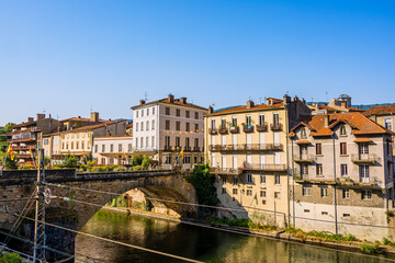 Fototapeta premium Vue sur la ville de Foix dans les Pyrénées en France